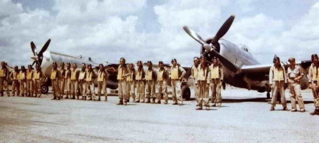 Pilotos del Escuadrón 201 con sus aviones Republic P-47 Thunderbolt