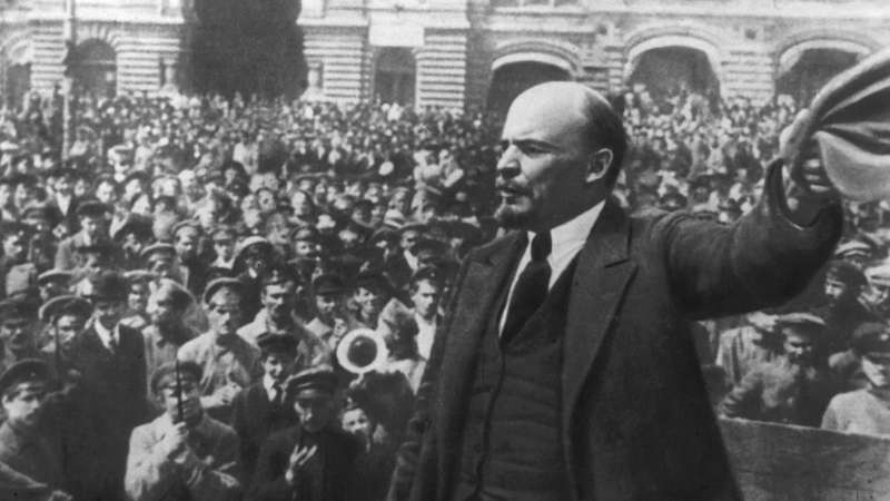 Vladimir Lenin tomando el poder en la Revolución Rusa (Terceros)