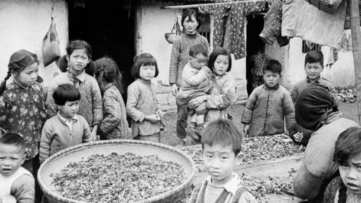 Niños en las afueras de Shanghai esperan por una porción de vegetales desecados en junio de 1961 / Fotografía de Shikashige Haraikawa, Yomiuri Shimbun - AP