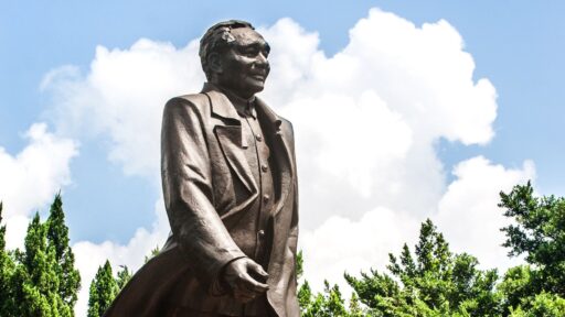 La estatua de Deng Xiaoping en la cima del Parque Lianhuashan en Shenzhen, China