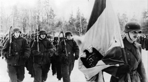 Integrantes de la División Azul desfilan con el uniforme alemán tras la bandera de la España de Franco camino de Leningrado