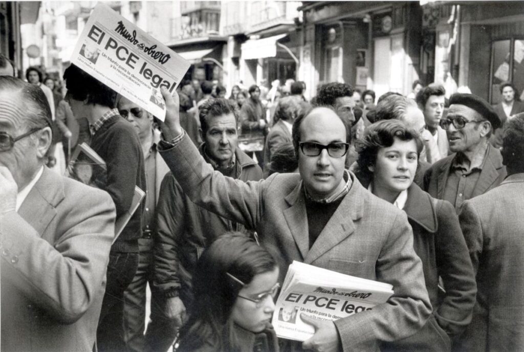 Un militante comunista vende ejemplares de ’Mundo obrero’ con la noticia de la legalización del PCE, en Madrid |
LEONARDO FREED
