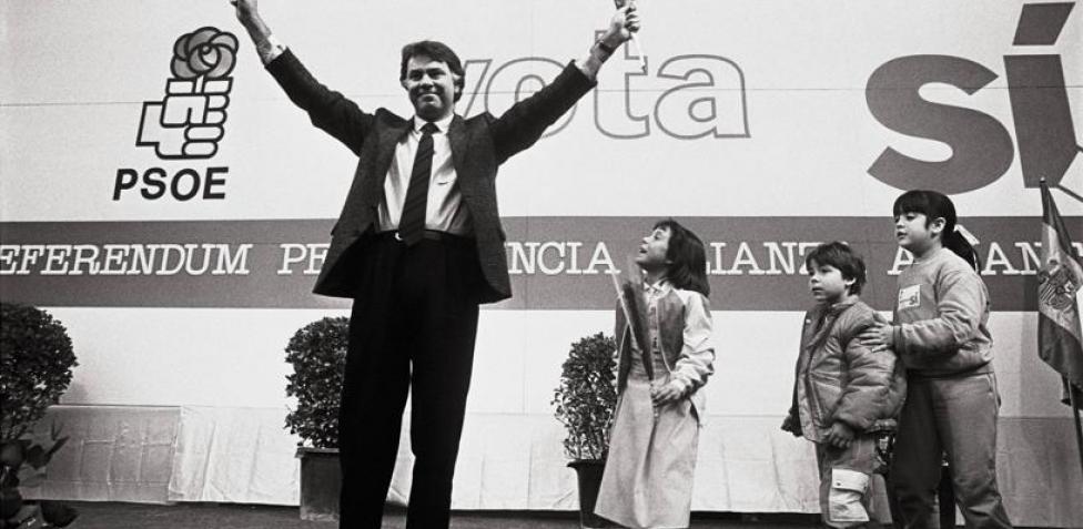 Felipe González, rodeado de niños, en un acto de campaña en favor del sí después de superar el “De entrada, no”