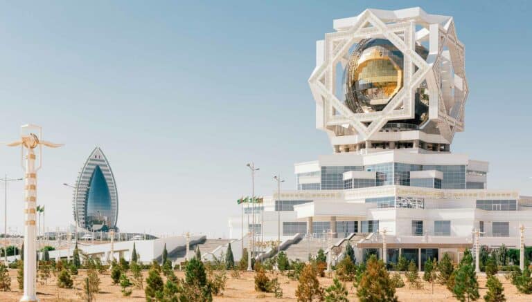 Turkmenistán, donde la dictadura, las excentricidades y los vastos recursos naturales
