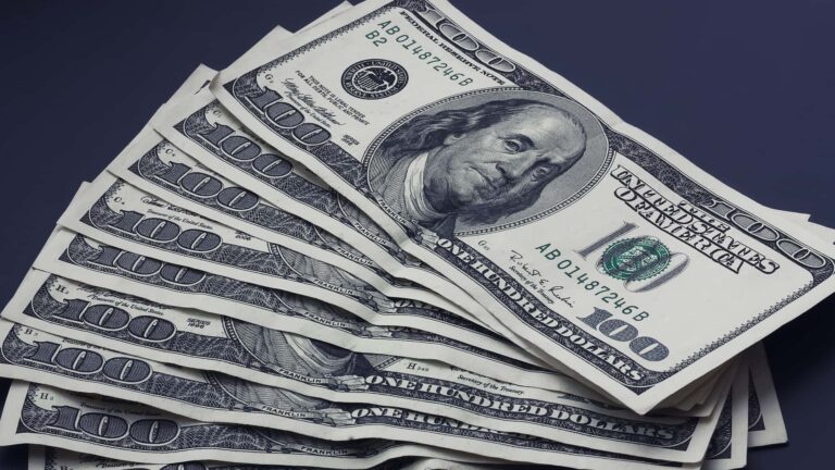 Varios billetes de la moneda dolar