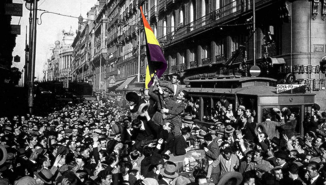 La derrota de la República en la guerra civil española.