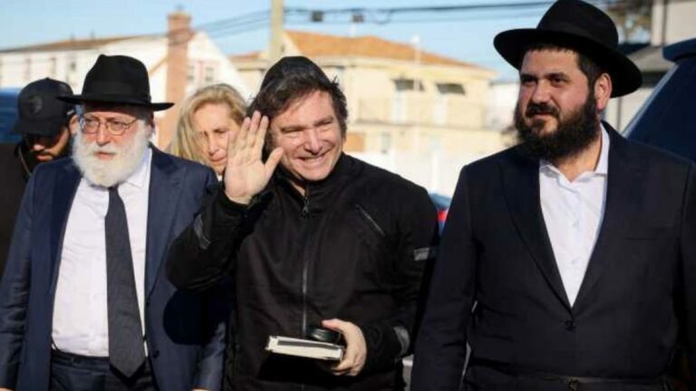 Javier Milei en su visita al lugar de descanso del Lubavitcher Rebb