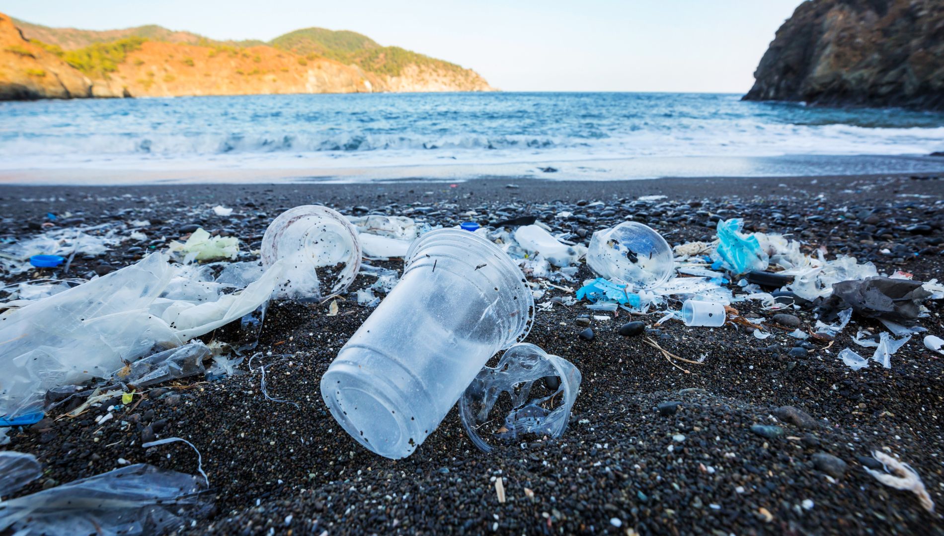 Playa contaminada de plásticos