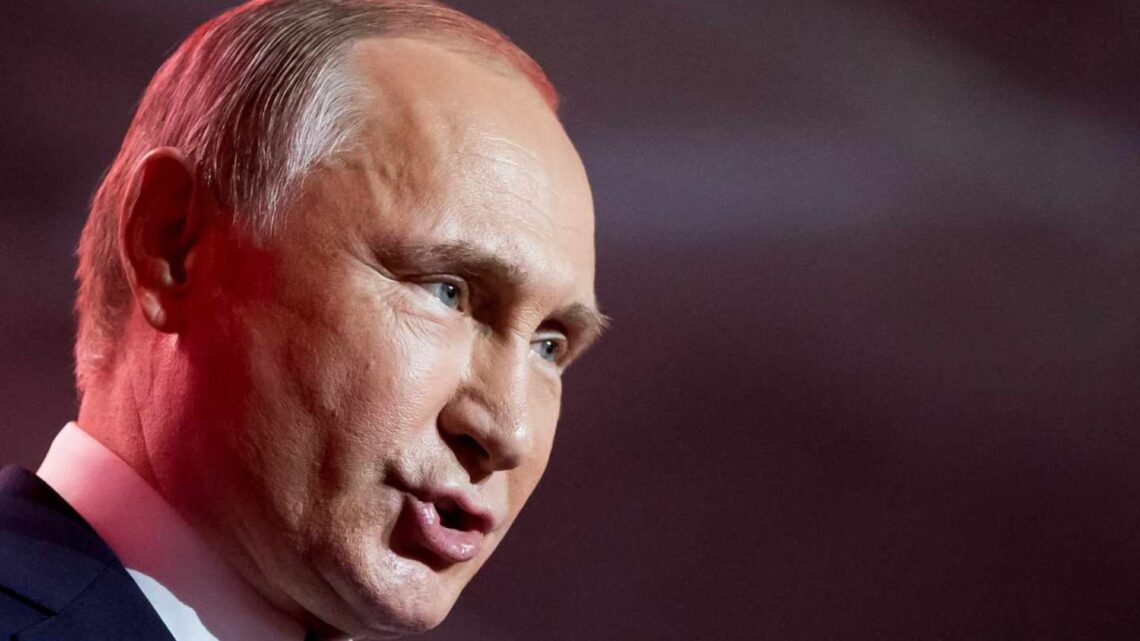 El presidente ruso, Vladimir Putin, se dirige a sus seguidores, en uno de sus escasos mítines electorales